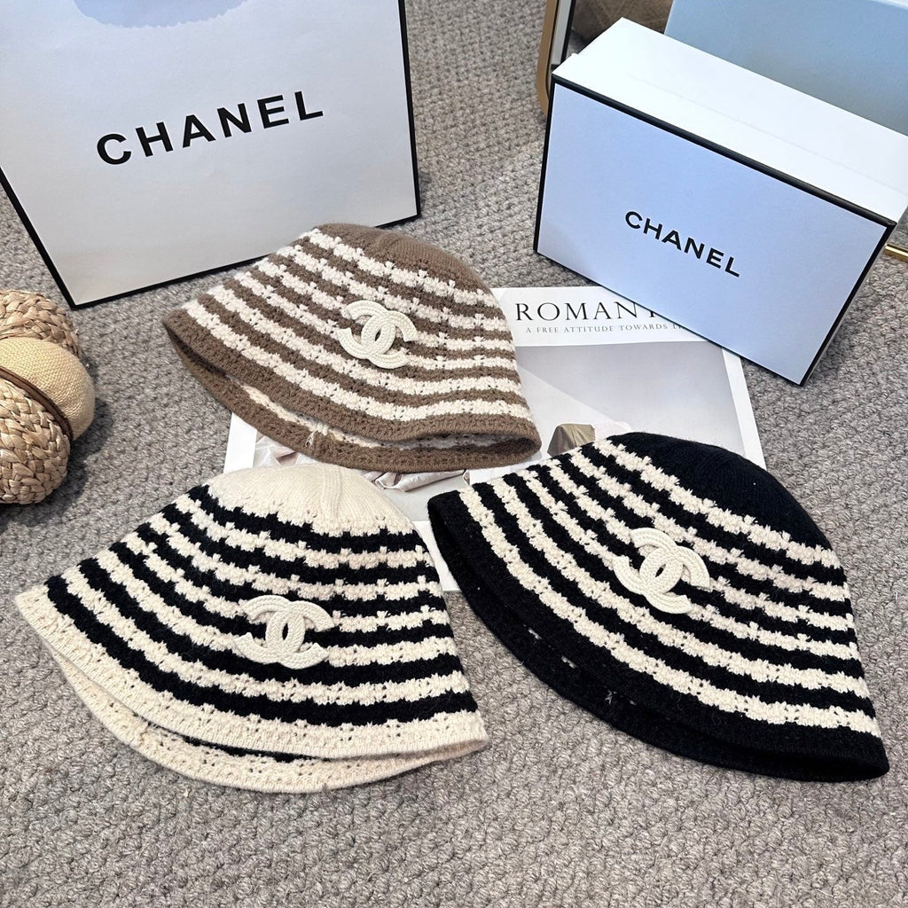 Chanel Simple New Fisherman's White Black in Wool Knitting 960051