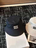 MM CLASSIC REVERSIBLE BUCKET HAT IN LIGHT BEIGE AND BLACK FABRIC